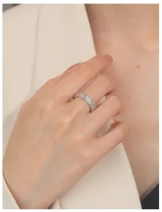Bague alvéolée en argent avec zircone, bijou élégant et réglable au design minimaliste chic
