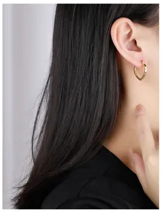 Exquises boucles d'oreilles créoles cœur dorées texturee pour femme élégante tendance.
