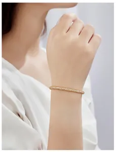 Brazalete de cadena pavé de malla dorada muy brillante detalle, elegante accesorio de muñeca.