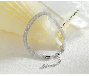 Detalle de pulsera de tubo plateado brillante, elegante pulsera de circón con cadena ajustable.
