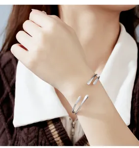 Brazalete abierto de plata minimalista con gotas de circón, joyería geométrica elegante y chic.