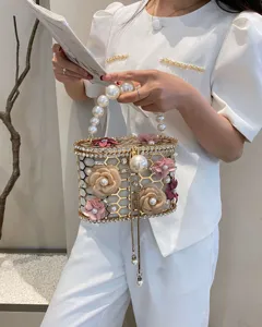 Vista dettagliata della borsa di lusso in metallo strass perla con delicato decoro floreale.