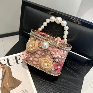 Dettaglio squisito della borsa da sera in perle di strass in metallo con dettagli floreali.
