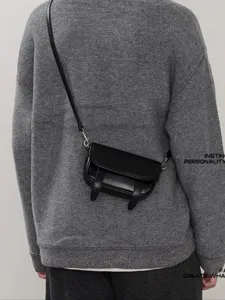 Kleine zwarte PU lederen crossbody tas voor vrouwen met slanke riem and dubbele gesp.