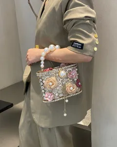 Borsa da sera elegante in metallo con strass e perle, borsa a tracolla rigida per donna.