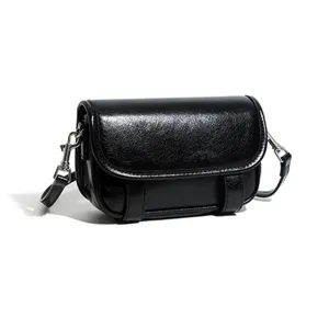 Zwarte mini crossbody telefoon tas, compacte PU lederen schoudertas voor dames.