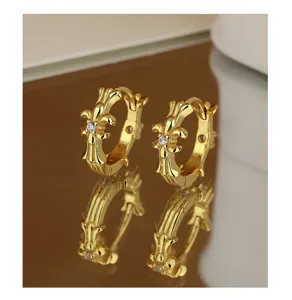 Boucles d'oreilles croix fleur de lys en argent sterling plaque or detail chic.