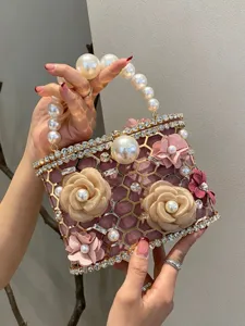 Borsa da sera rigida in metallo con strass e perle, elegante borsa a scatola floreale.