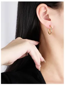 Créoles dorées texturées exquises, design géométrique élégant pour mode féminine quotidienne.