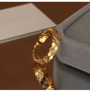 Bague ouverte élégante en plaqué or motif alvéole avec oxydes de zirconium scintillants, bijoux.