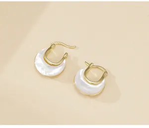 Boucles d'oreilles en nacre française exquises avec aiguilles en argent 925 pour look chic.