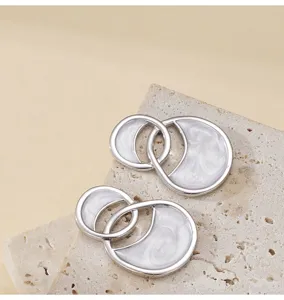 Exquisitos pendientes de esmalte de doble anillo con un diseño francés elegante y único.