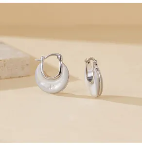Boucles d'oreilles créoles en argent avec nacre blanche pour femmes chic mode bijou