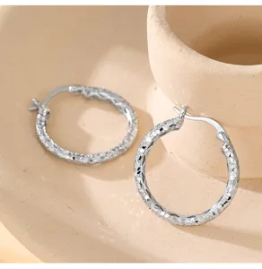 Créoles en argent avec texture de glace étincelante, design minimaliste élégant au quotidien.