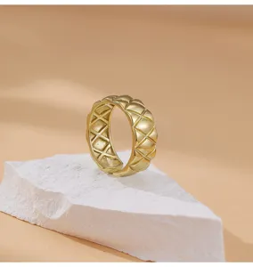 Detalle de anillo abierto geométrico acolchado de plata S925, estilo francés chic.
