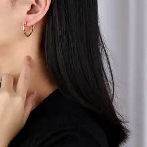 Boucles d'oreilles créoles dorées en forme de cœur, bijoux élégants pour femmes.
