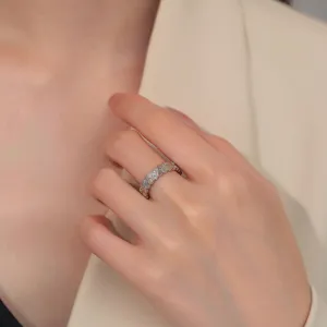 Magnifique bague ajustable en argent 925 motif alvéolé au design luxueux et élégant.