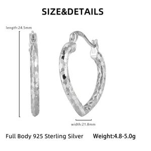 Boucles d'oreilles créoles cœur en argent sterling S925 avec détails et tailles.