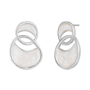 Elegantes pendientes de doble aro con incrustación de esmalte blanco y plata.