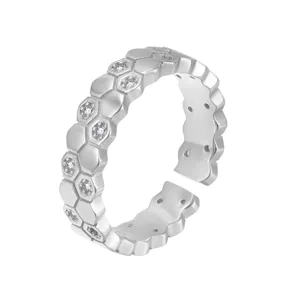 Bague ouverte argentée motif alvéole avec pierres étincelantes pour look élégant chic.