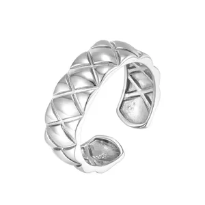 Impresionante anillo abierto de plata esterlina S925 con diseño acolchado clásico y elegante.