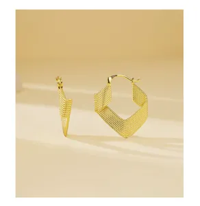 Modische goldene geometrische Mesh-Creolen, unregelmäßige strukturierte Ohrringe.