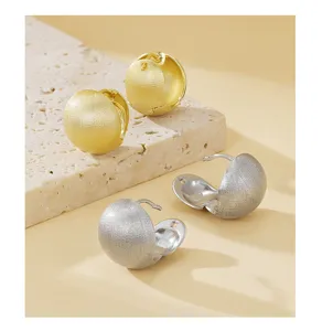 Prachtige geborstelde ronde oorbellen, gouden en zilveren koperen sieraden, chique stijl.