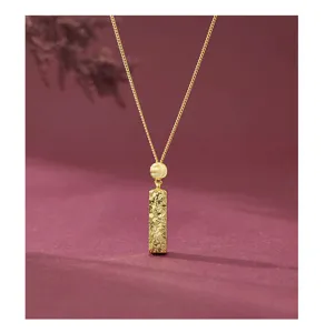 Collier pendentif barre carrée texture glace pilée argent doré gros plan vue détaillée