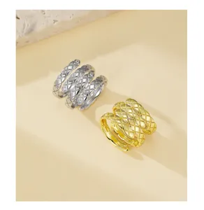 Primo piano dettagliato dell'anello largo trapuntato classico con motivo a rombi e stile di lusso.