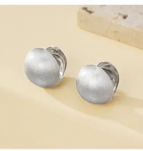 Zilveren geborstelde koepel oorringen, minimalistische koperen sieraden voor een chic look.