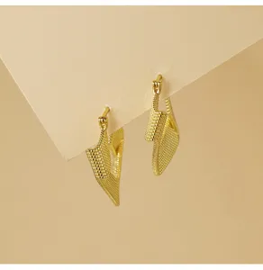 Elegante vergoldete geflochtene geometrische Ohrringe Detailansicht, stilvoller Metallschmuck.