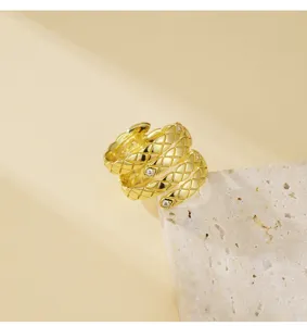 Anello largo geometrico intrecciato dorato con pietre in zircone, stile francese gioielli di lusso.
