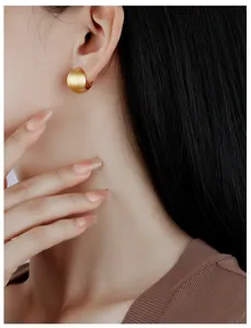 Prachtige minimalisten geborstelde gouden bal creolen elegante oorringen voor dames.