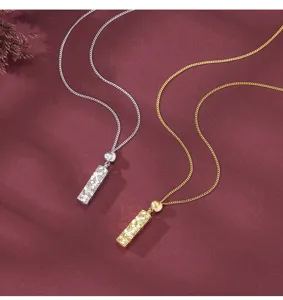 Collier pendentif barre carrée argenté et doré détail, design de bijoux élégant et unique.