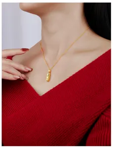 Gros plan détail du collier avec pendentif barre rectangulaire texturée et élégante.