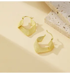 Goldene geometrische gewebte Creolen, stylischer einzigartiger Twist Kupferschmuck.