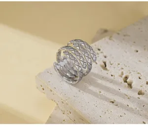 Anello largo trapuntato classico francese da donna, elegante gioiello di moda argentato.