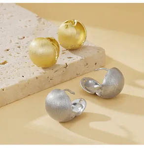 Geborstelde bolvormige oorringen in goud en zilver, elegante koperen sieraden voor dames.