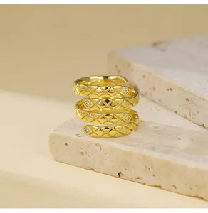 Dettaglio dell'anello a spirale trapuntato dorato, stile lussuoso ed elegante