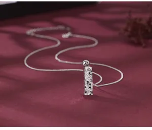 Collier délicat en argent sterling 925 avec pendentif carré texturé effet glace pour femme.