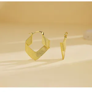 Detailansicht trendy goldene verdrillte gewebte Creolen mit einzigartig strukturierter Optik.