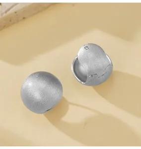 Minimalistische geborstelde zilveren bal oorbellen, elegante koperen sieraden voor dagelijks.