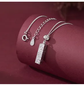 Collier pendentif barre carre argent S925 detail texture et fermoir delicat pour femmes.