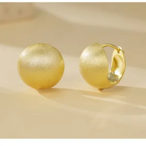 Gedetailleerd overzicht van geborstelde gouden bolvormige oorbellen met elegant design.