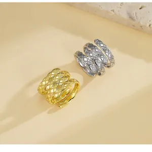 Anello largo trapuntato classico, design metallico multistrato, gioiello di lusso francese.