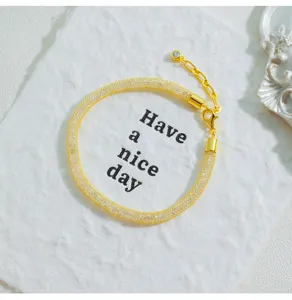 Vista detallada de pulsera de malla dorada brillante, diseño minimalista y elegante.