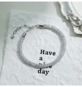 Pulsera de plata brillante con cristales centelleantes, detalle elegante y tendencia chic.