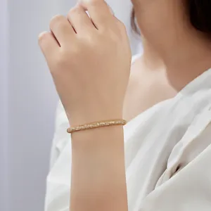 Brazalete dorado brillante de plata para mujer, joyeria de muñeca elegante y chic.
