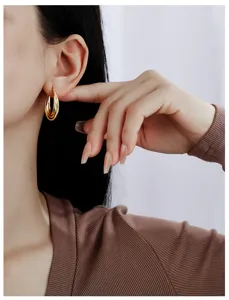Minimalistische meerlaagse gouden creolen, chic en elegant ontwerp voor dagelijks gebruik.