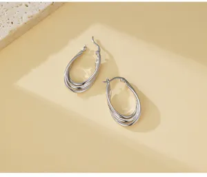 Prachtige drielaagse ovale oorringen in zilverkleur, modern minimalistisch design voor dames.